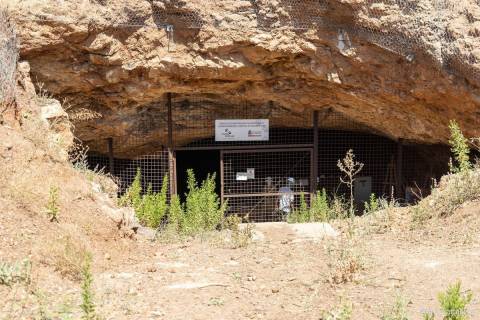 Fotografía, realizada por el Ayuntamiento de Cartagena, de la entrada a Cueva Victoria.